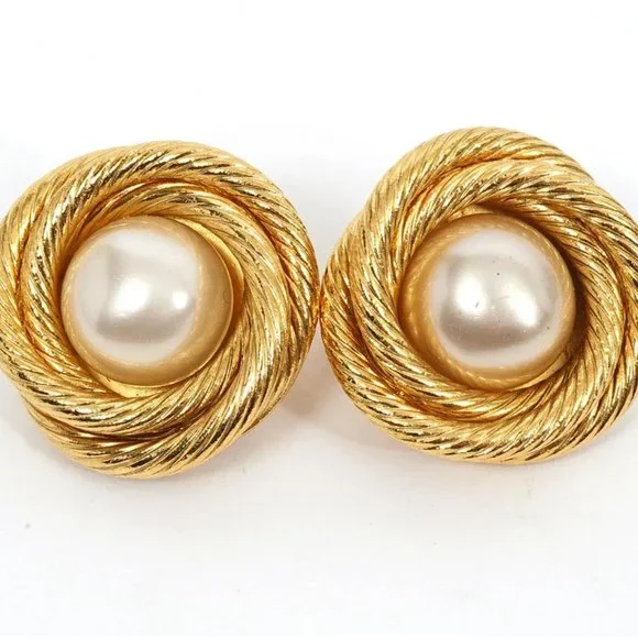 Vintage CHANEL faux pearl gold-tone clip-on earrings - Picture 4 of 7